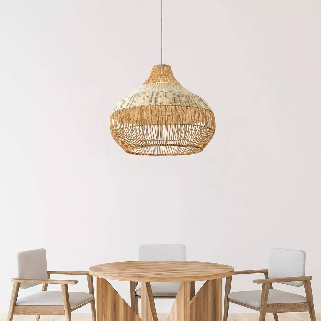 Suspension en rotin Beatrice au-dessus d'une table à manger