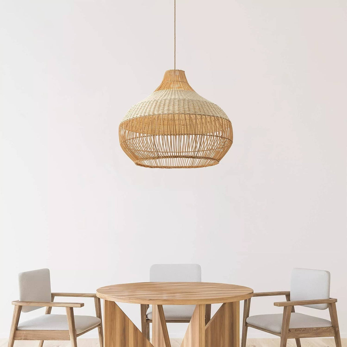 Suspension en rotin Beatrice au-dessus d'une table à manger