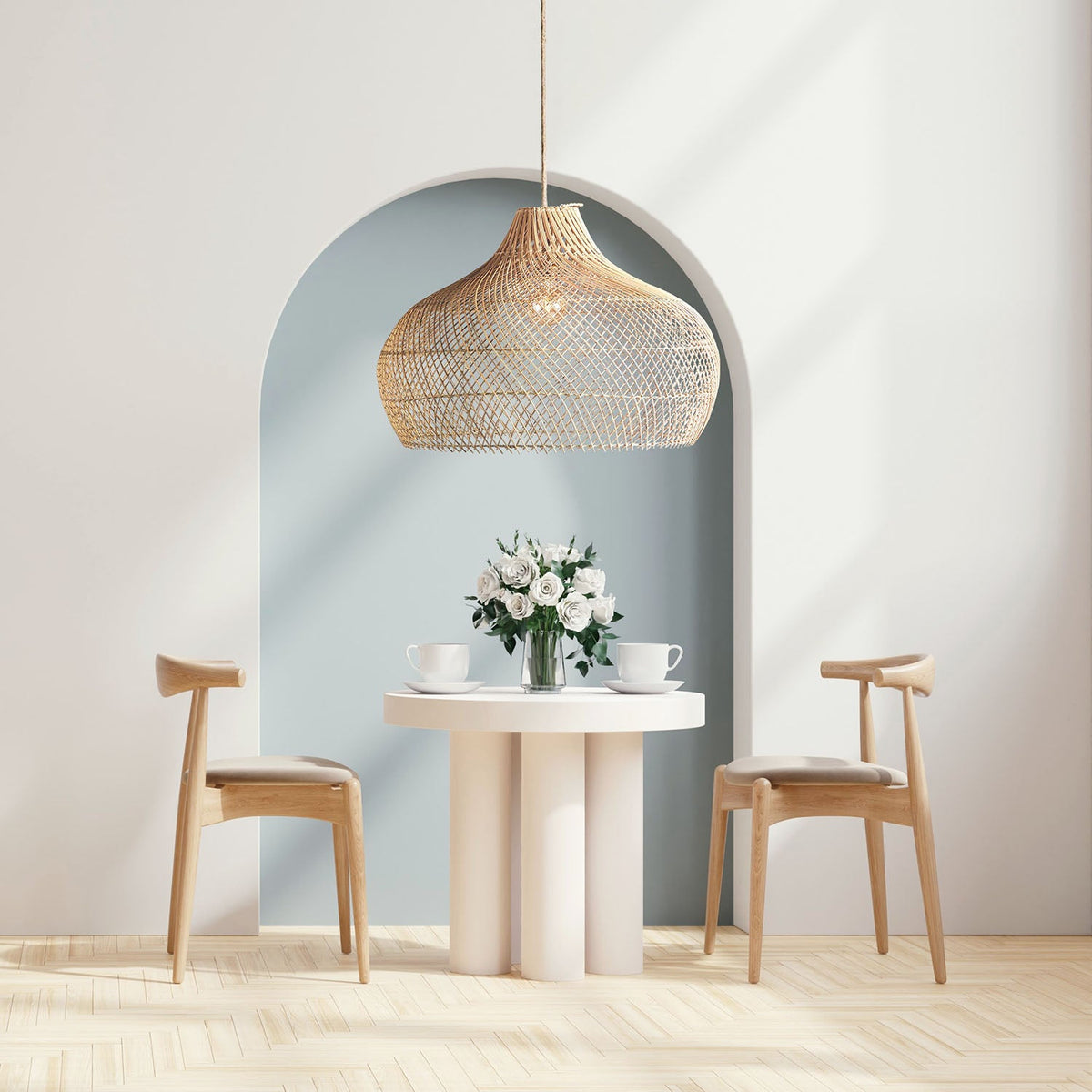 Suspension en rotin Kloe au-dessus d'une table à manger