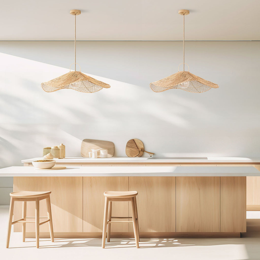Suspension Lotus en rotin au-dessus d'un îlot de cuisine